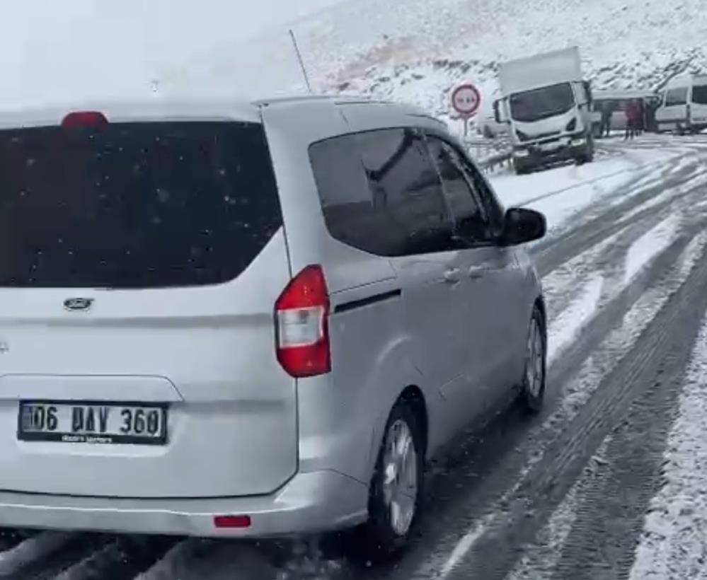 İki ili bağlayan yol beyaza büründü, sürücüler mahsur kaldı 1